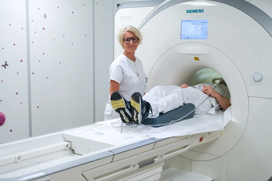 En person i hvit frakk i en hvit maskin