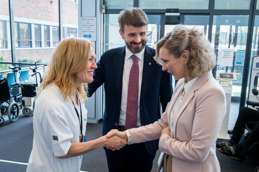 Noen få mennesker som håndhilser