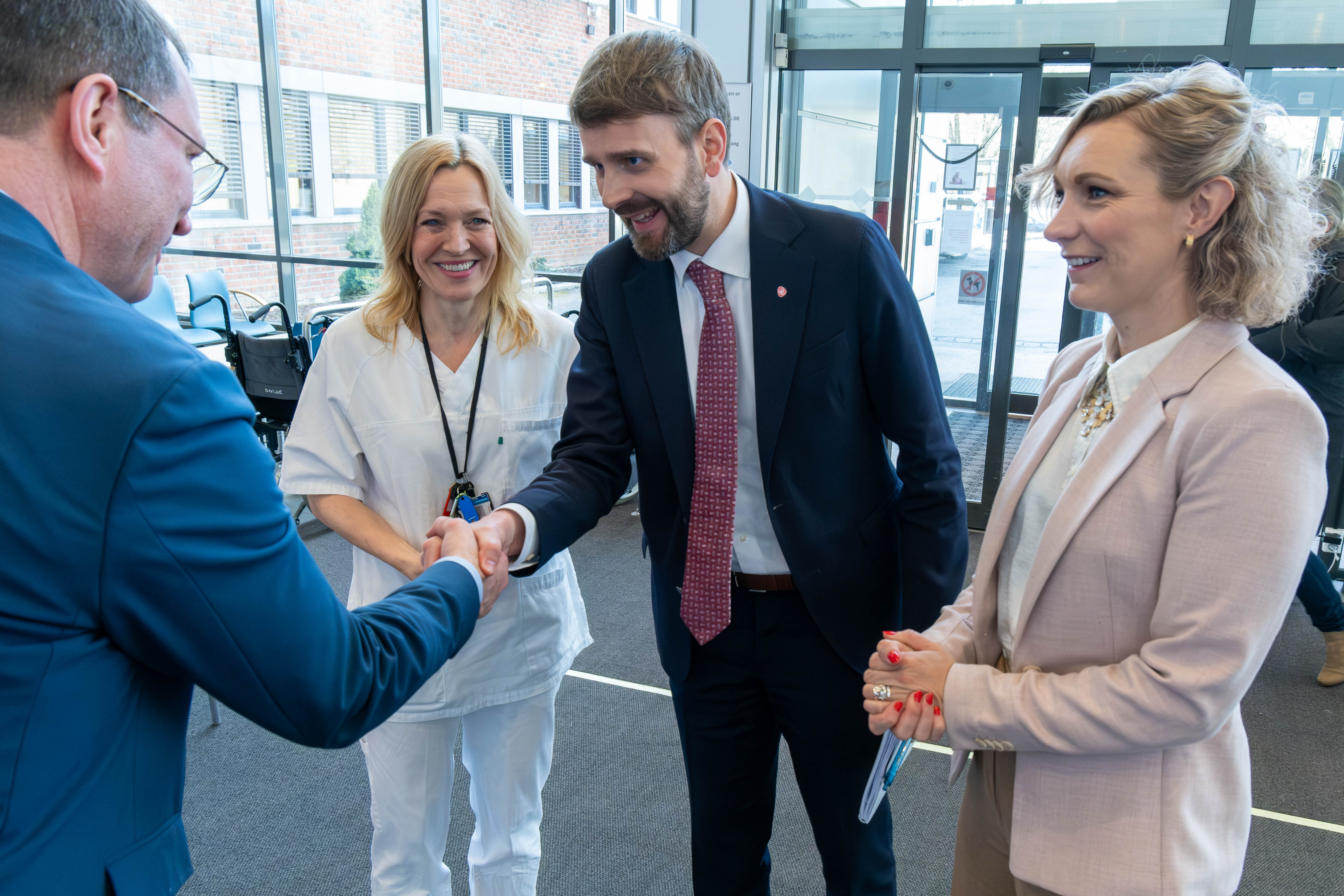 En gruppe mennesker som snakker