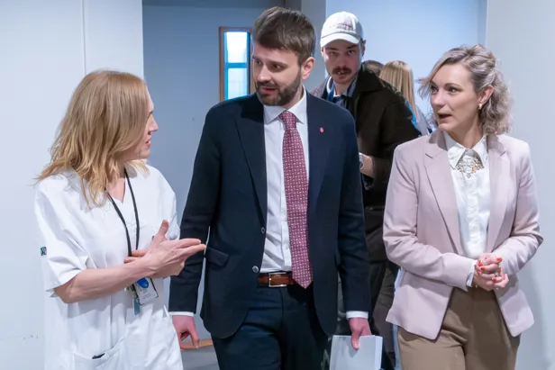 En gruppe mennesker som står i et rom