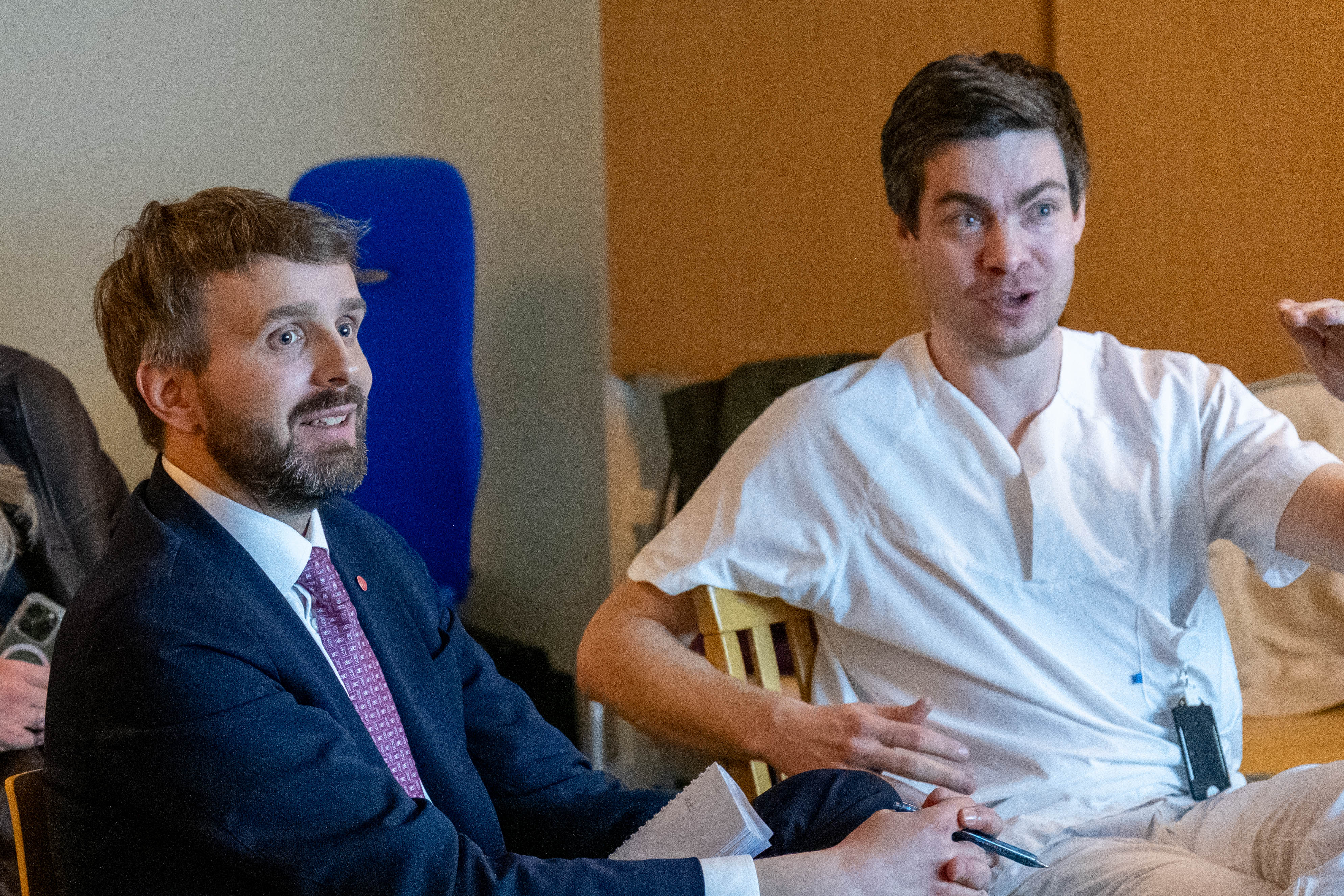 Noen få menn som sitter i stoler