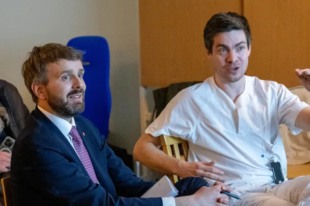 Noen få menn som sitter i stoler