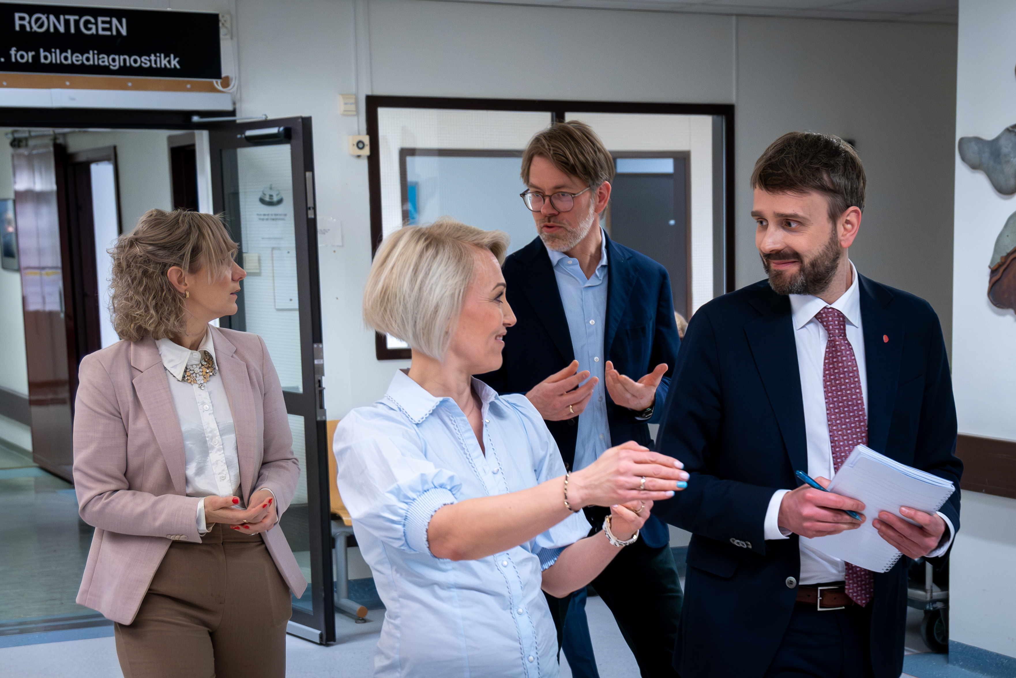 En gruppe mennesker som snakker