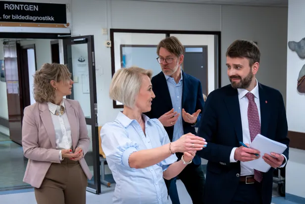 En gruppe mennesker som snakker