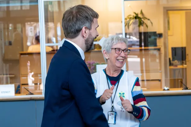 En mann og en kvinne som snakker