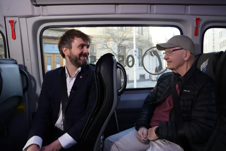 To menn som sitter i et kjøretøy