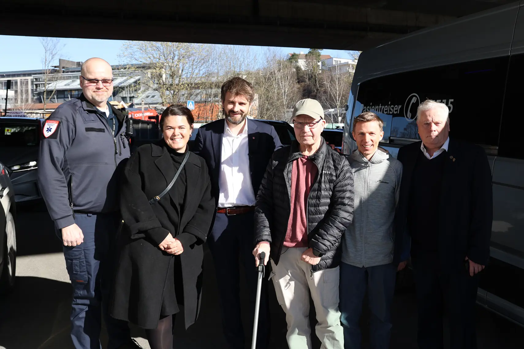 En gruppe mennesker som poserer for et bilde