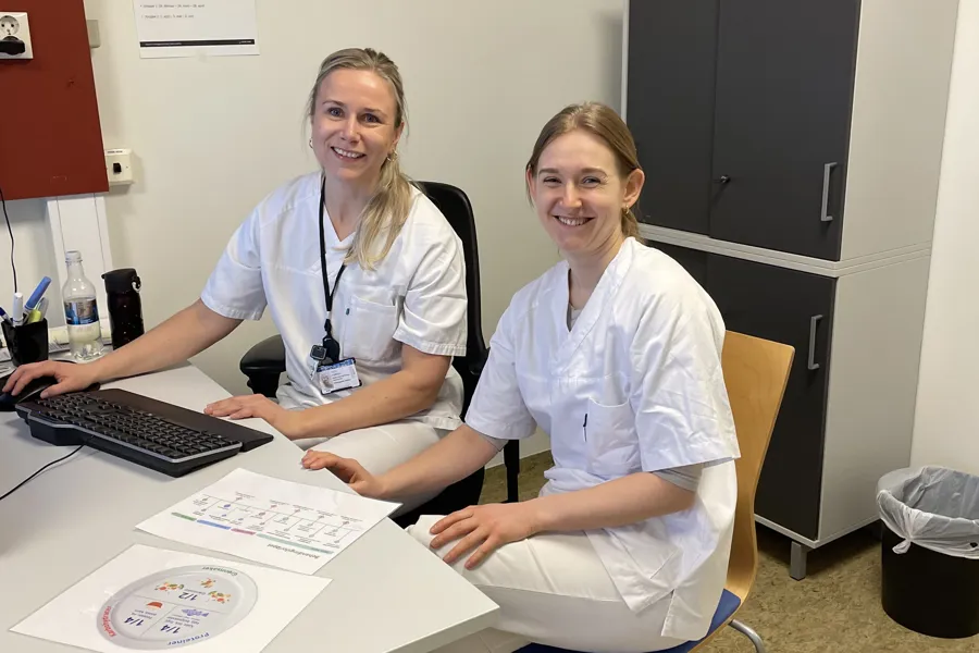 Et par kvinner i hvite skjorter