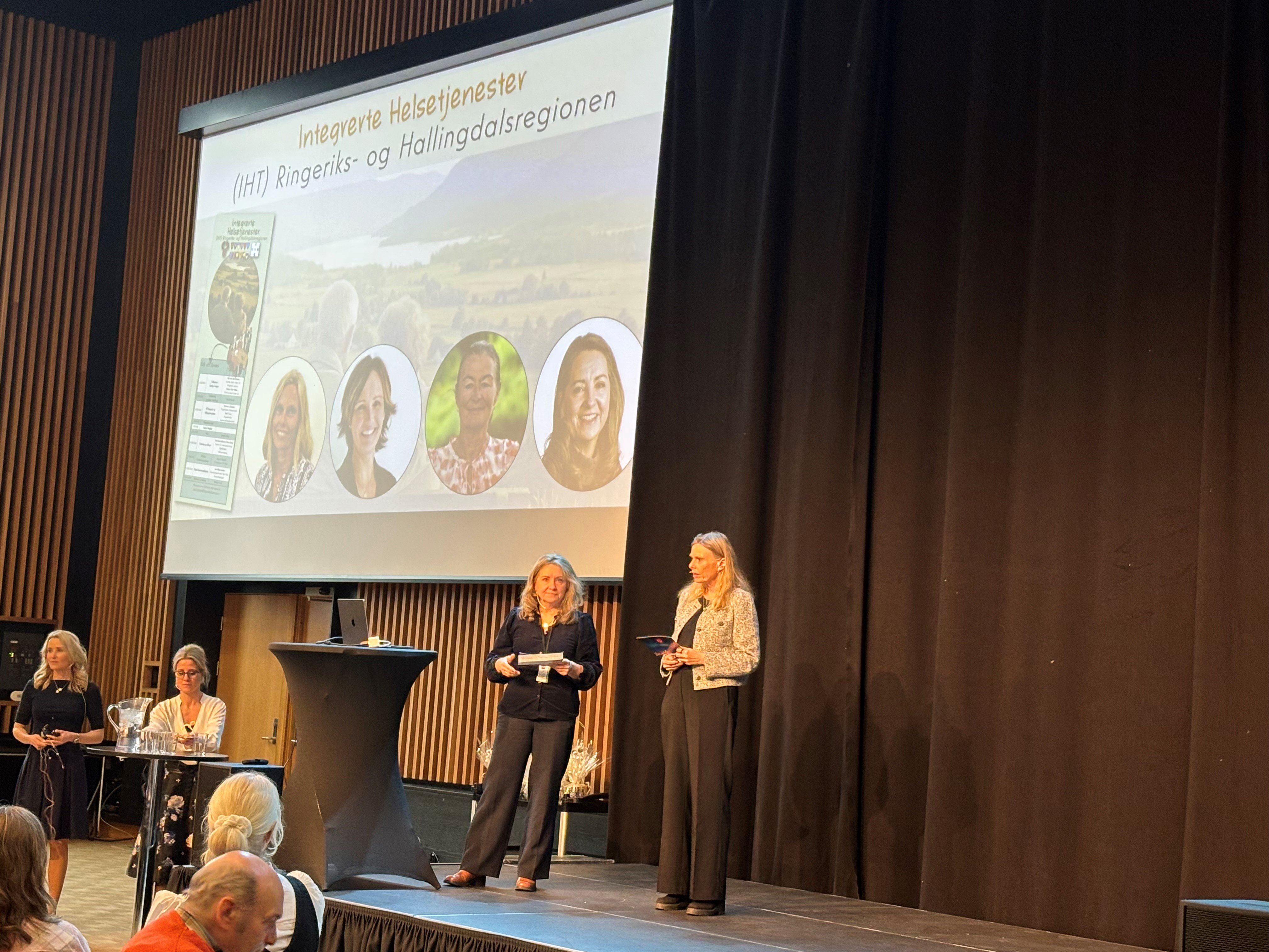 Et par kvinner på en scene