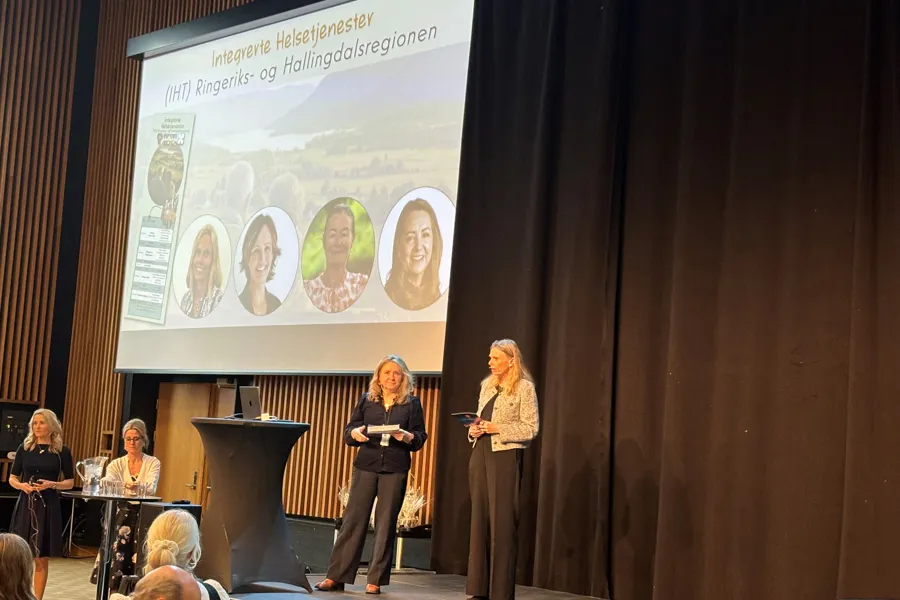 Et par kvinner på en scene