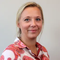 En kvinne med blondt hår