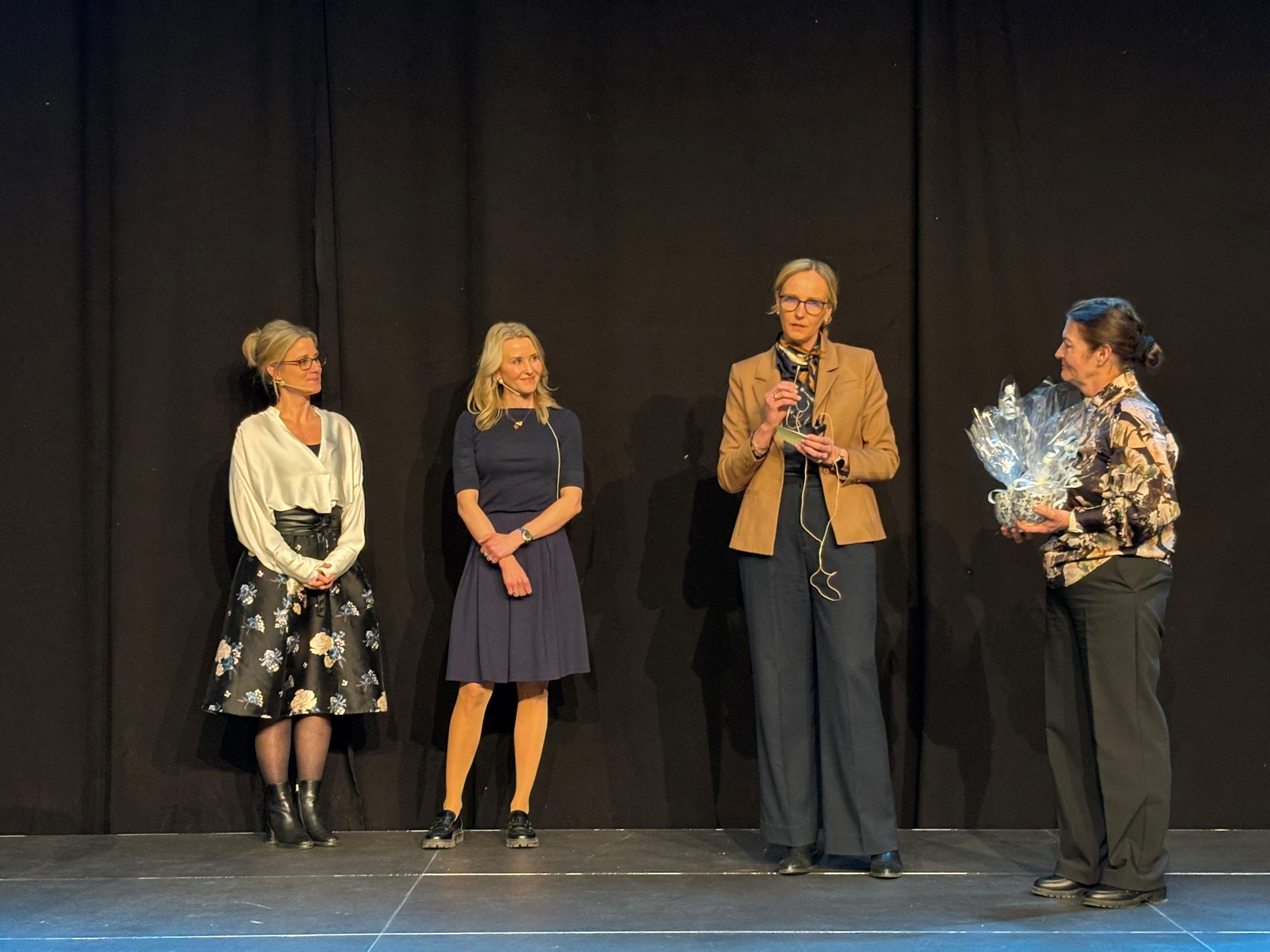 En gruppe mennesker på en scene