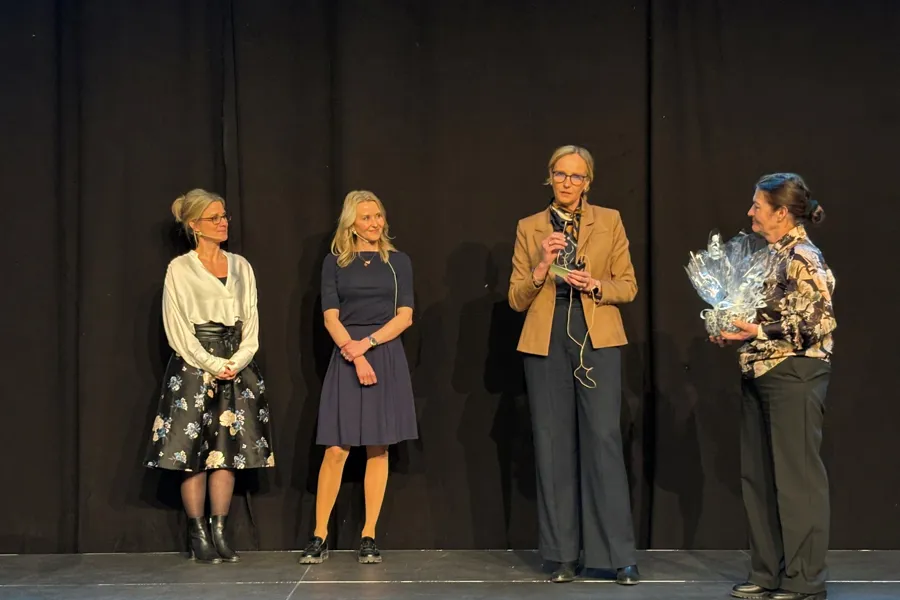 En gruppe mennesker på en scene