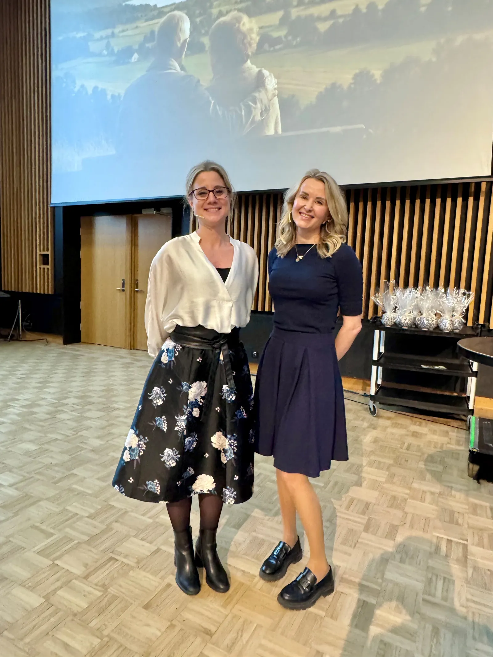 To kvinner som står sammen