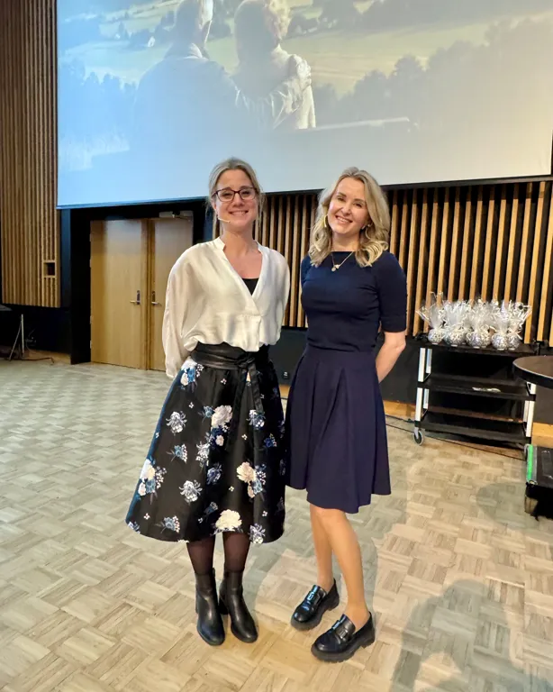 To kvinner som står sammen