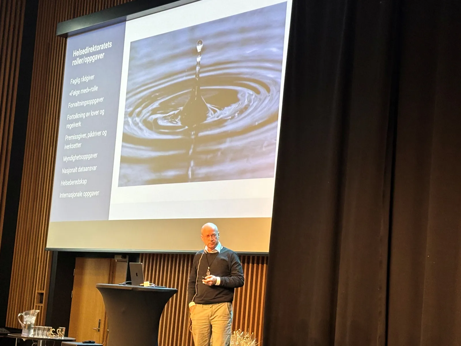 En person som står foran en skjerm