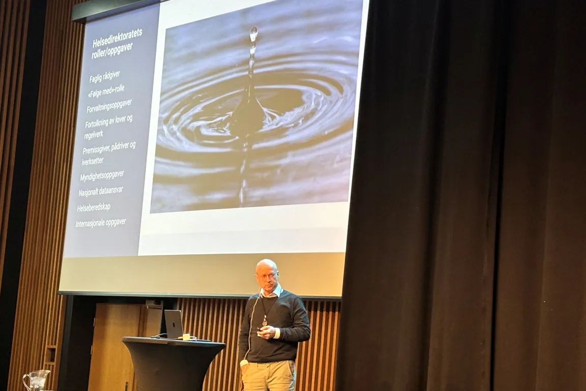 En person som står foran en skjerm