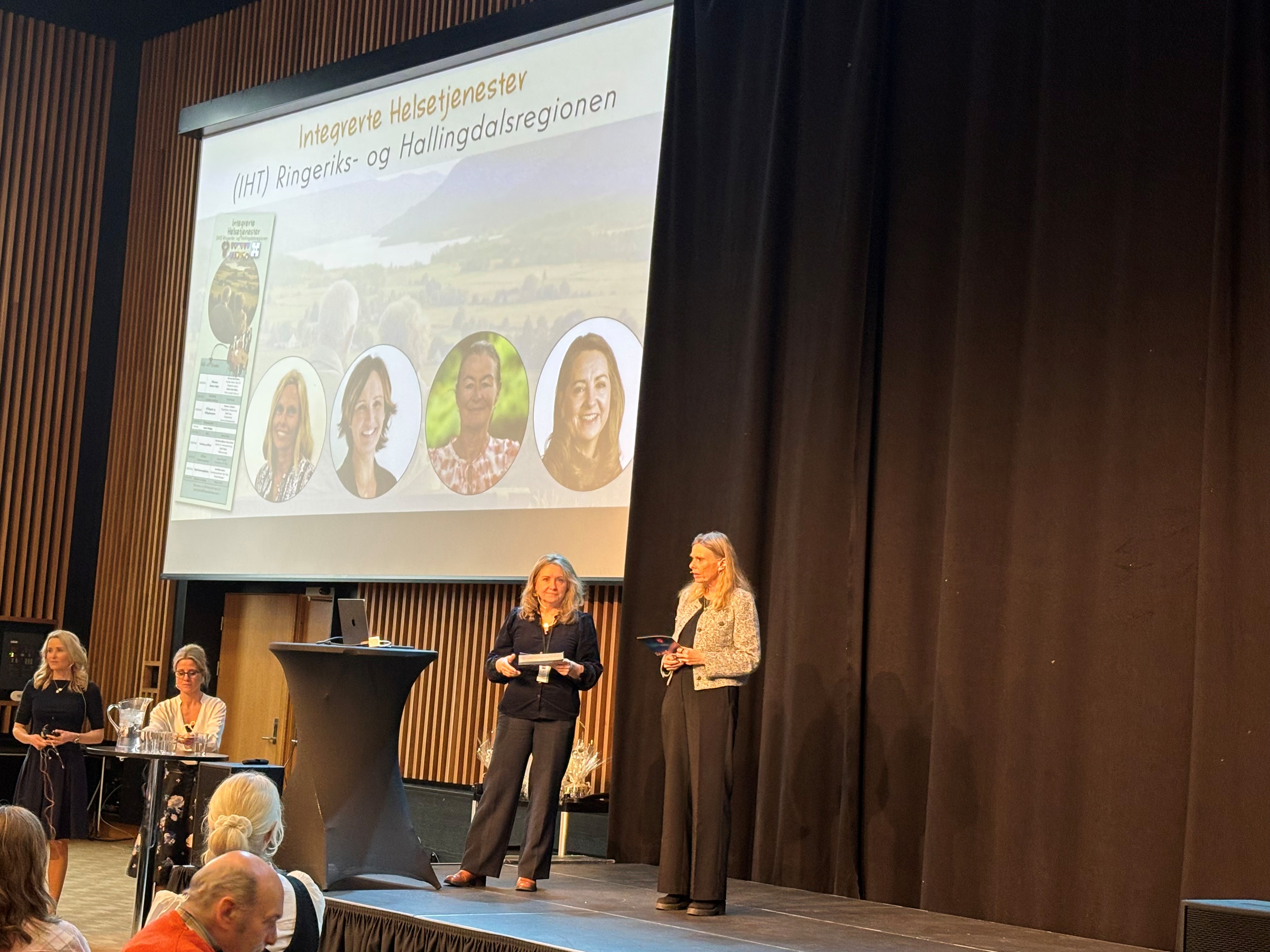 Et par kvinner på en scene