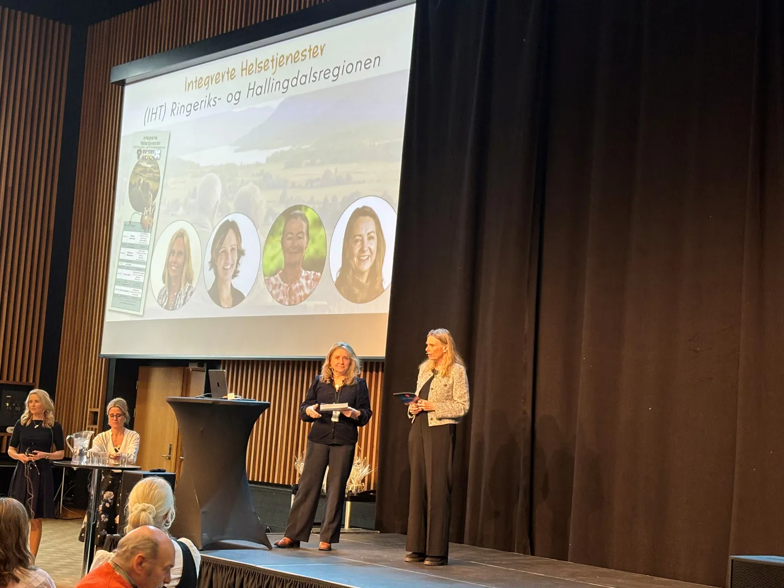 Et par kvinner på en scene