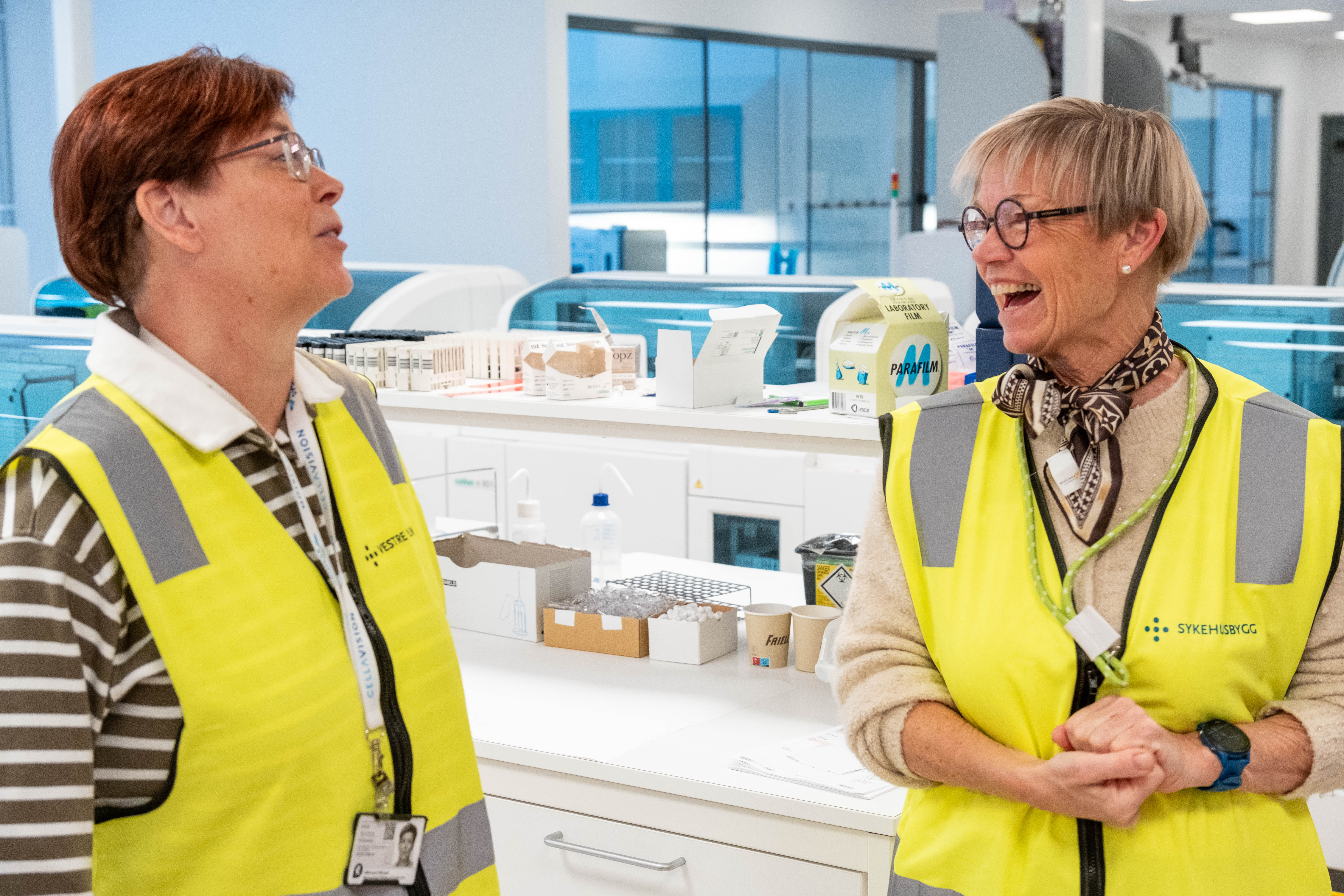 Et par kvinner i laboratoriefrakker