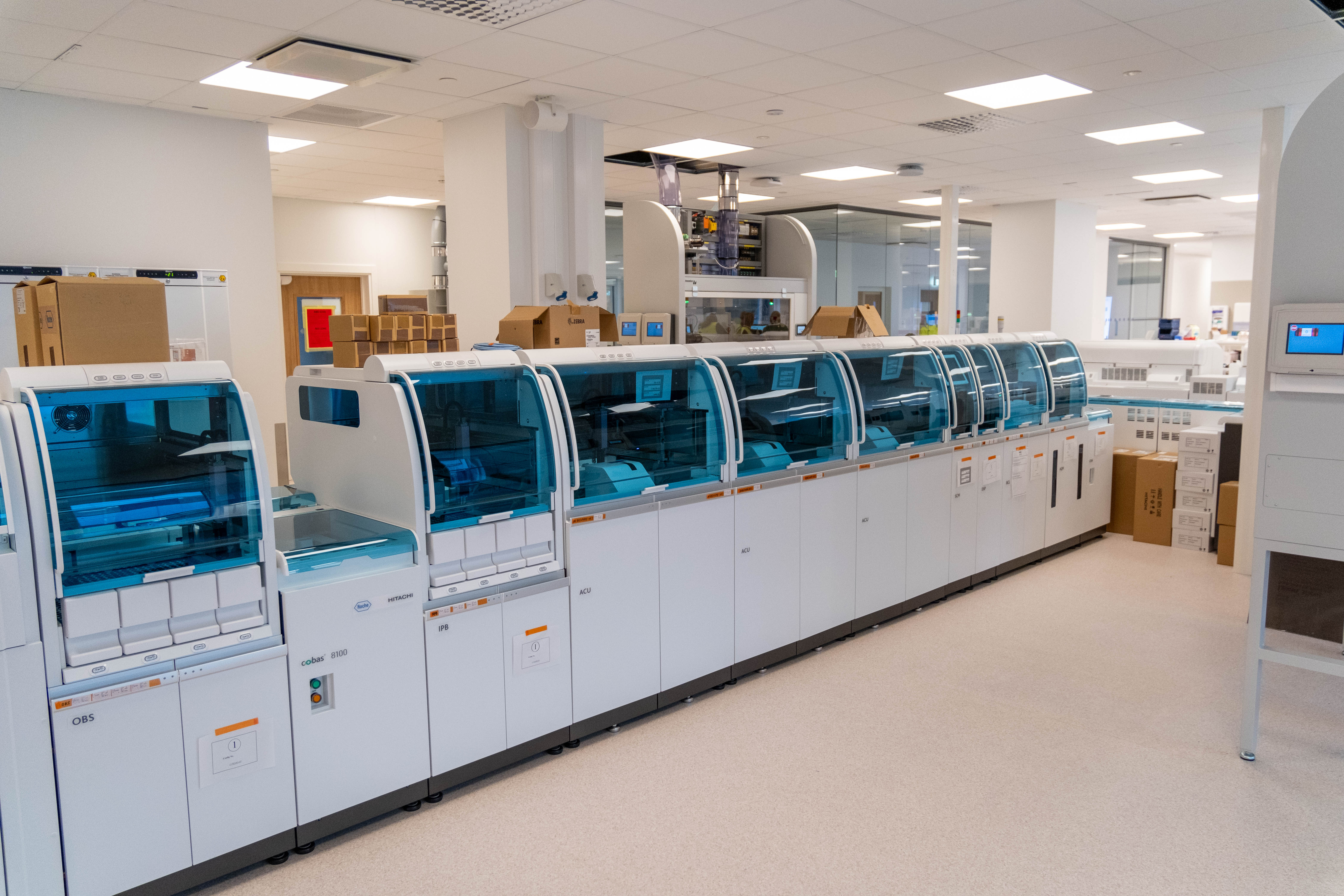 Et rom med flere hvite maskiner