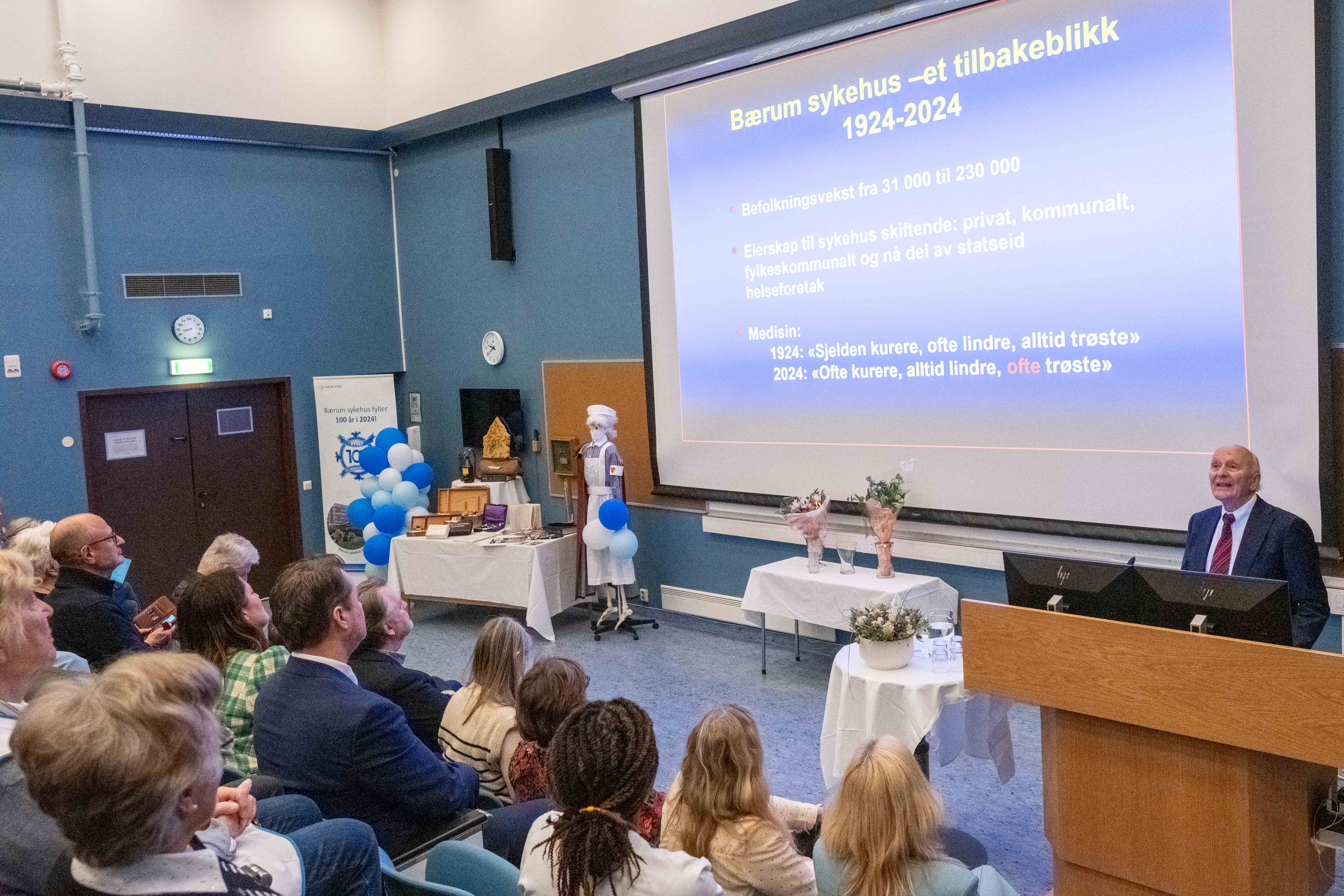 En person som holder en presentasjon for et publikum