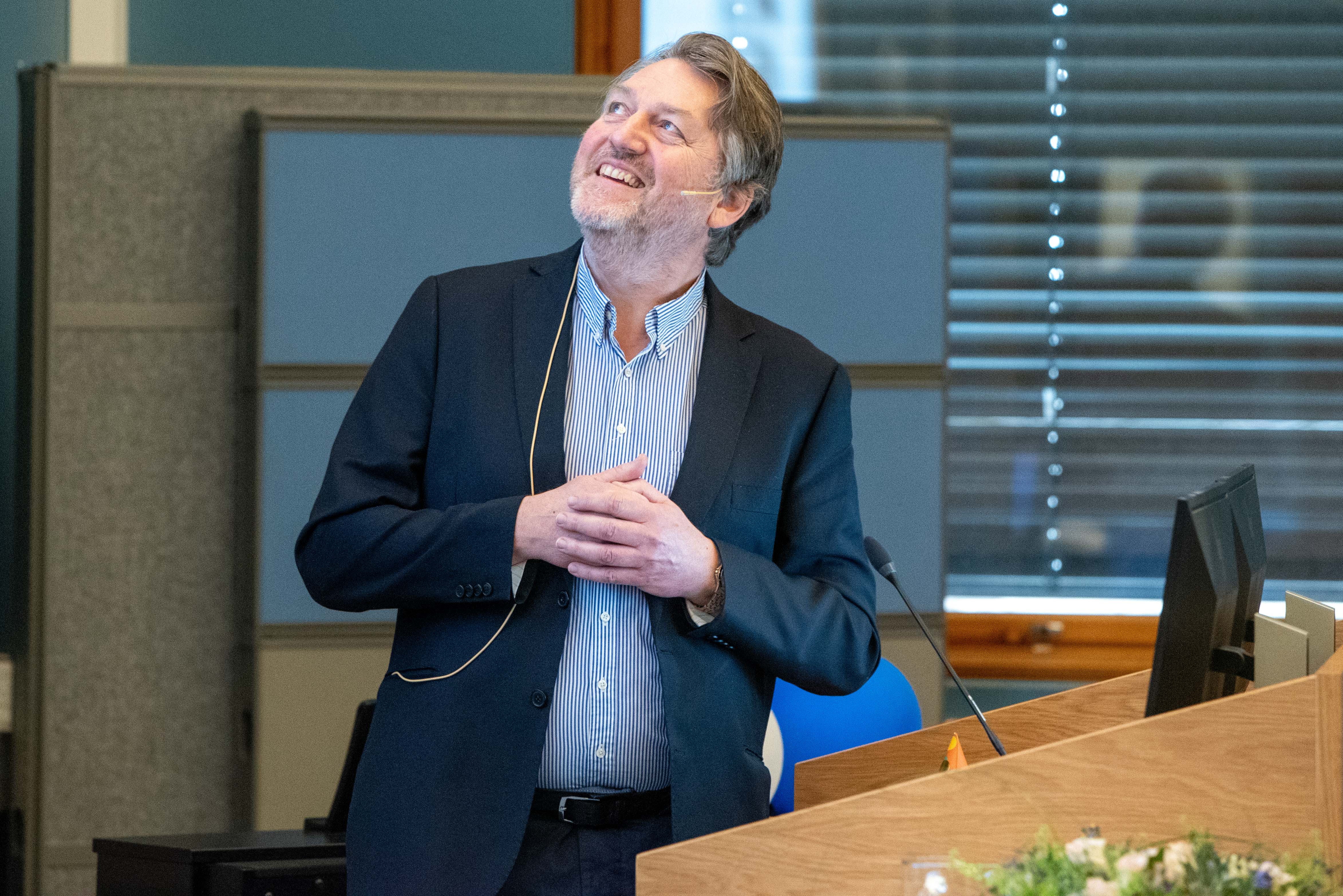 En mann som snakker inn i en mikrofon