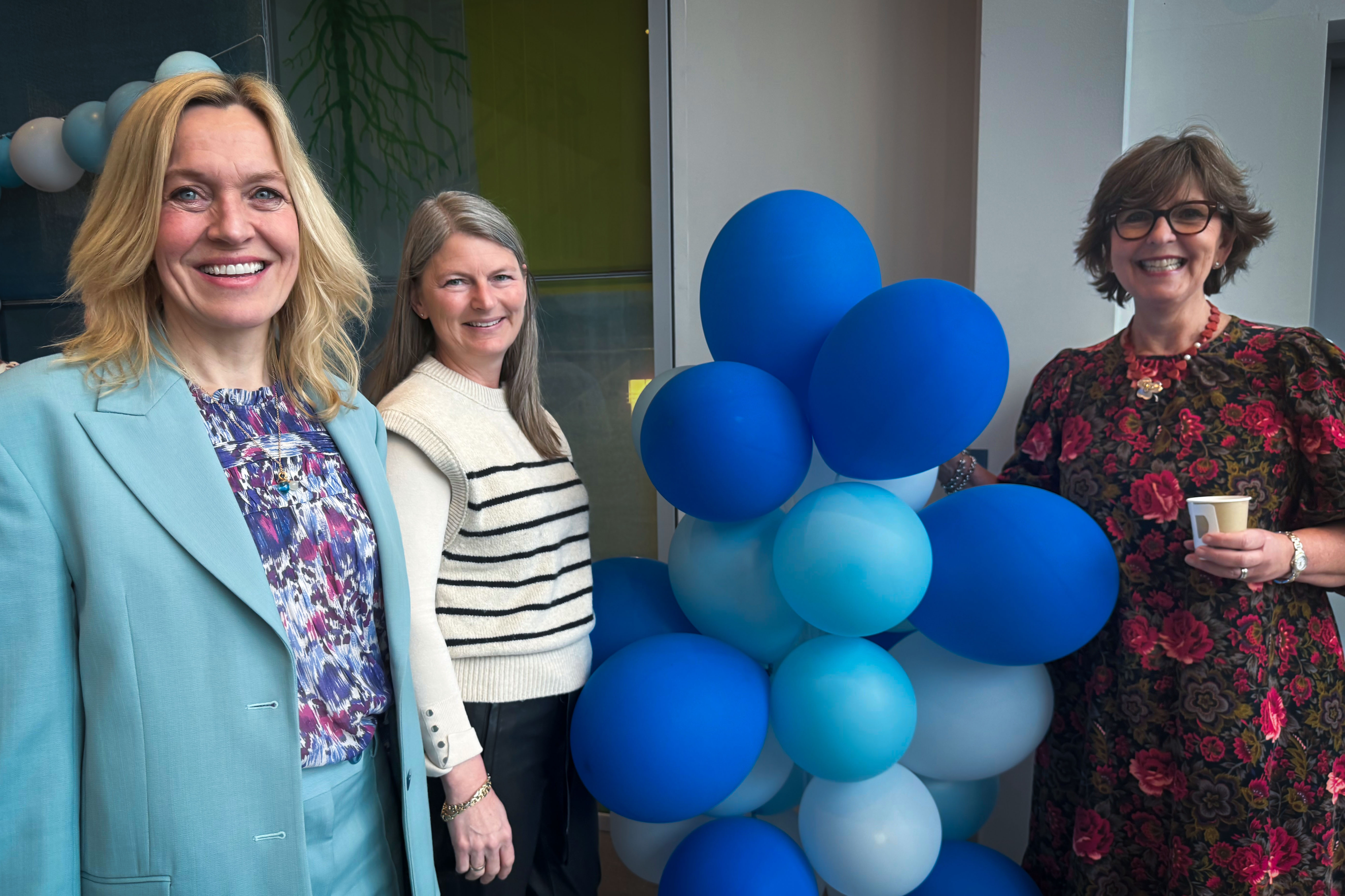 En gruppe kvinner som smiler