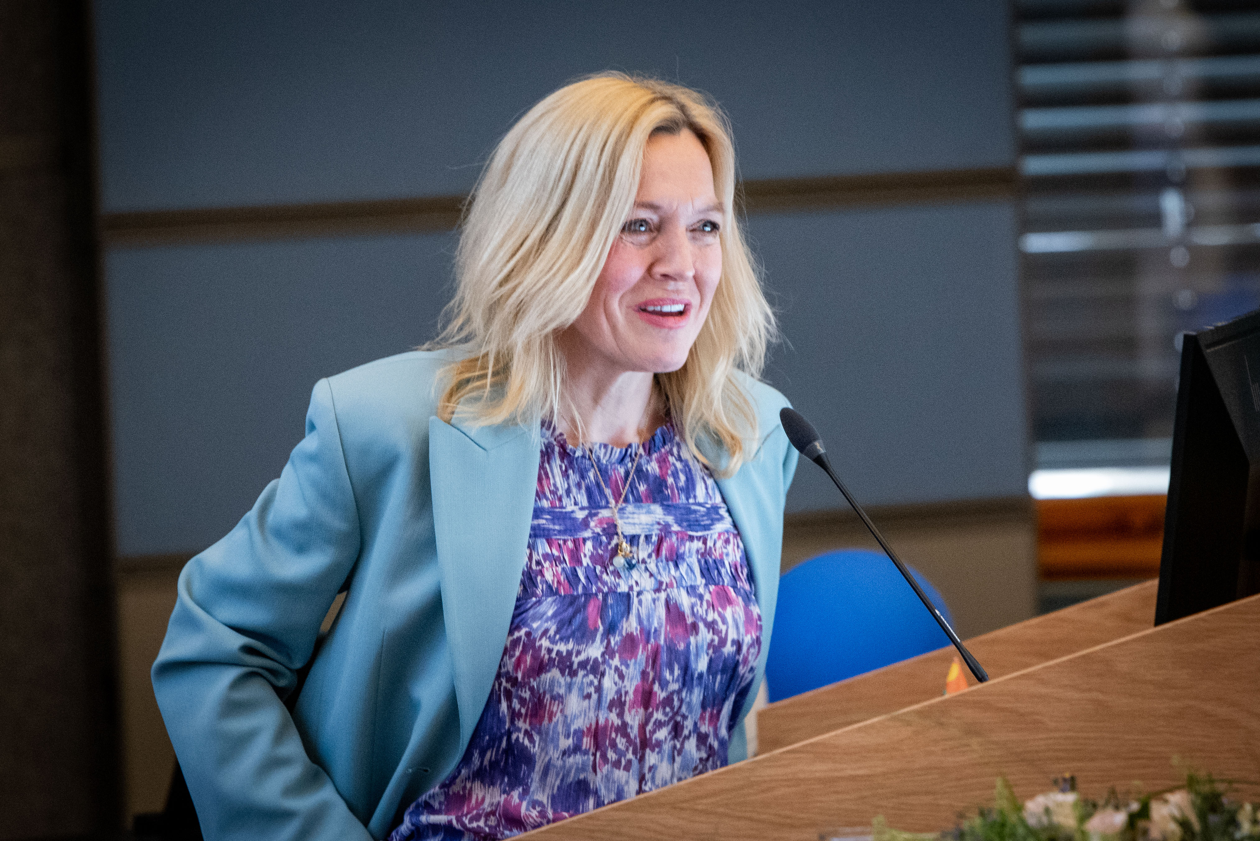 En kvinne som står på et podium