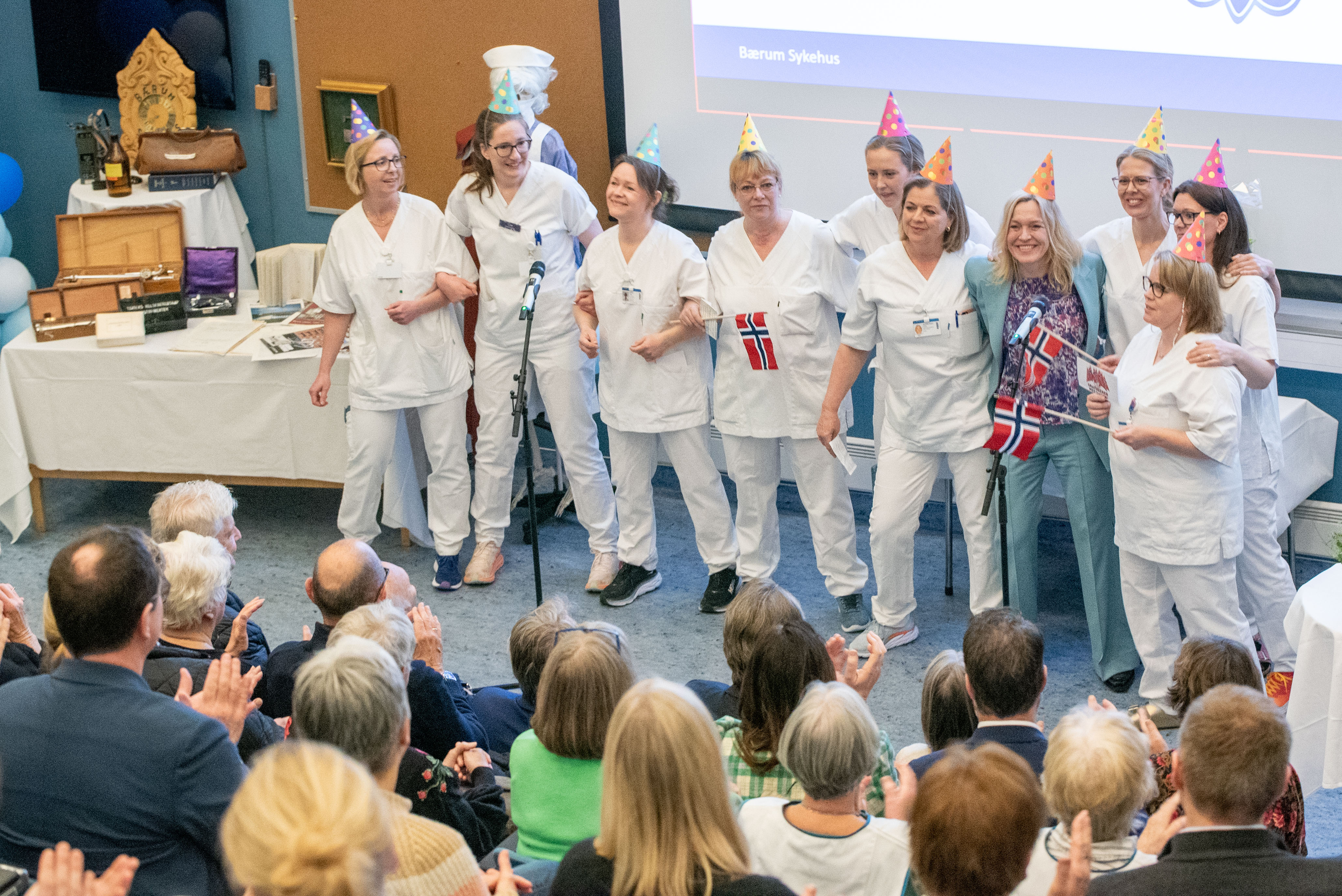 En gruppe mennesker iført hvite skjorter