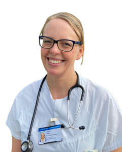 En person som bruker briller og stetoskop