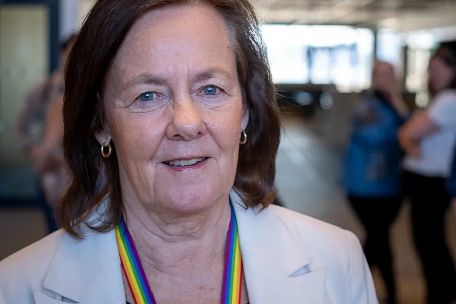 En person som har på seg en snor