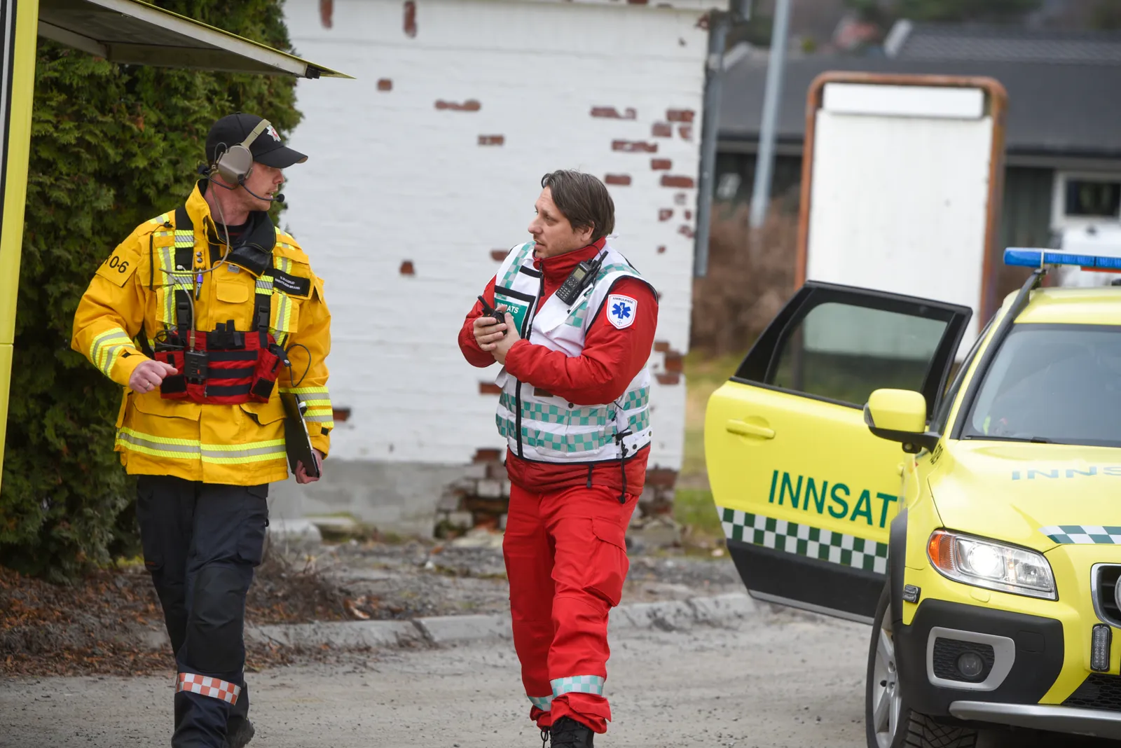 En mann i rød dress og en mann i gul dress