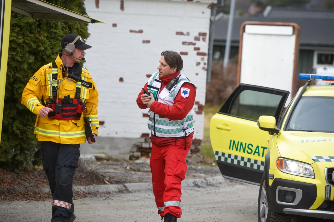 En mann i rød dress og en mann i gul dress
