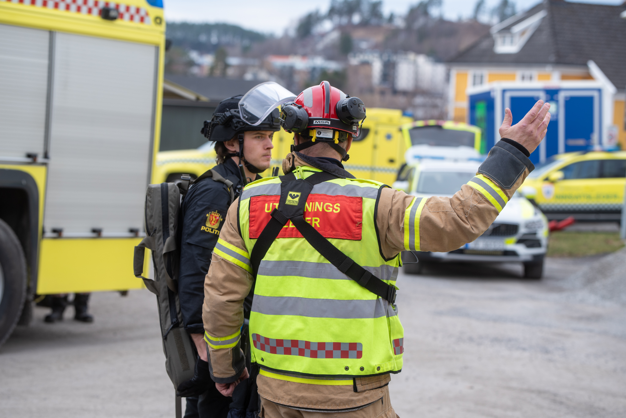 Et par brannmenn i uniform