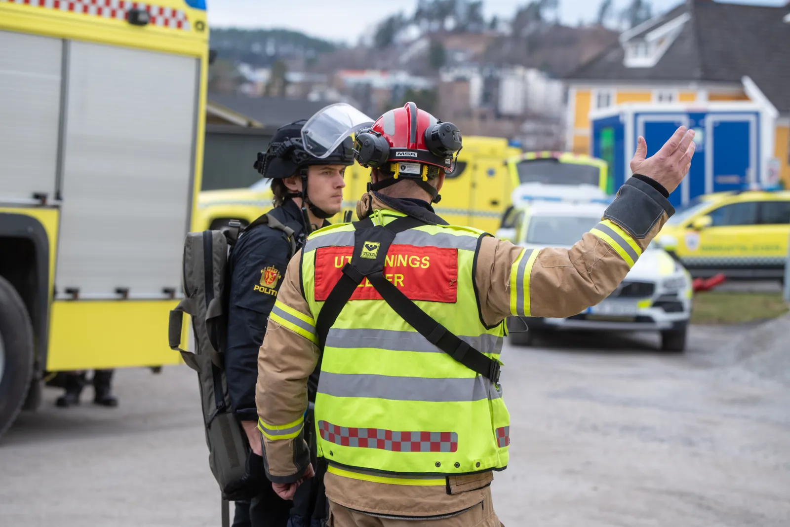 Et par brannmenn i uniform