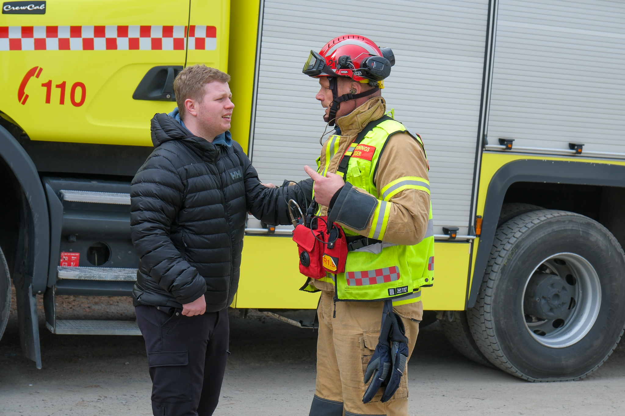 En brannmann som snakker med en brannmann