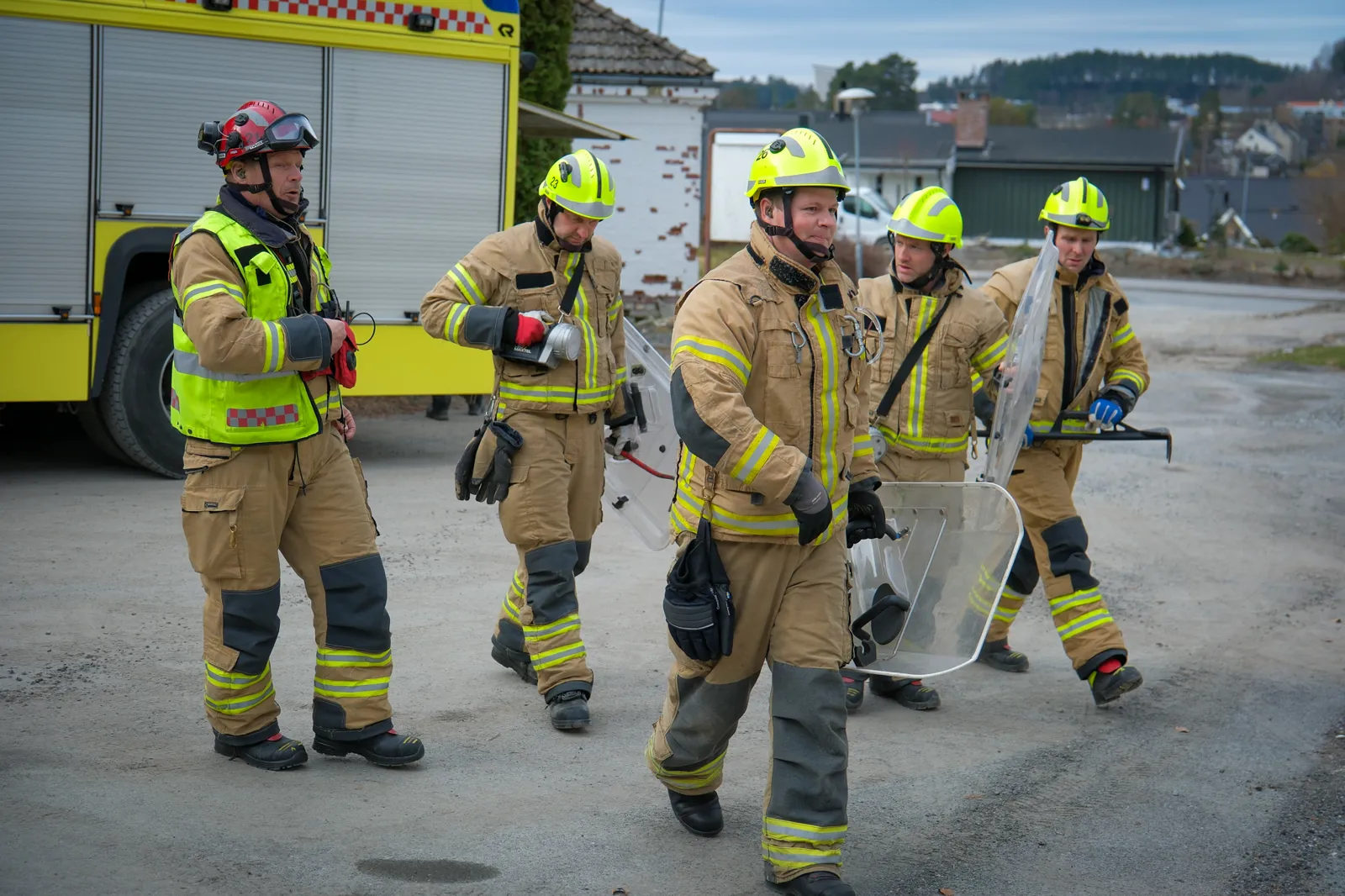 En gruppe brannmenn som står sammen
