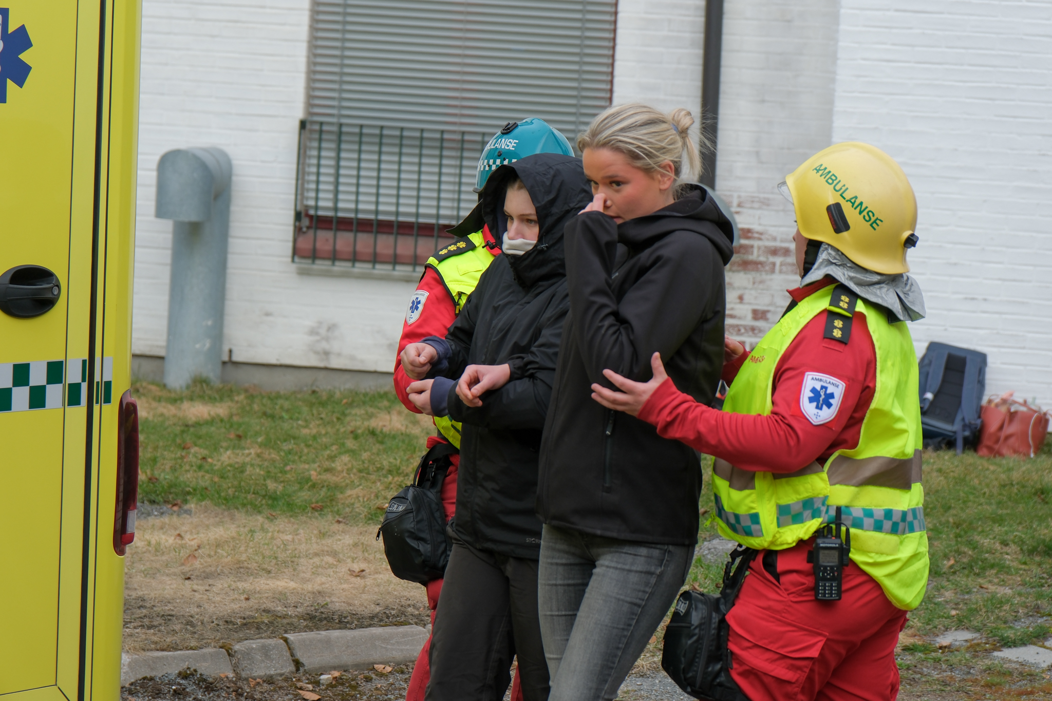 En gruppe mennesker i brannutstyr