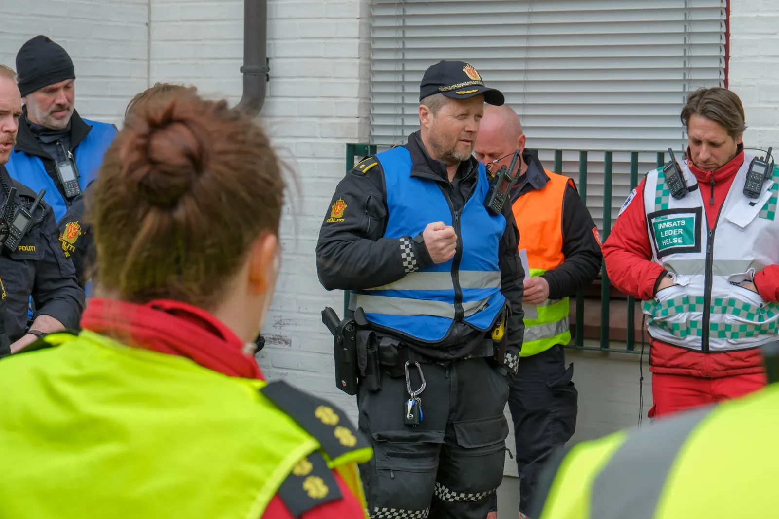 En gruppe mennesker i jakker