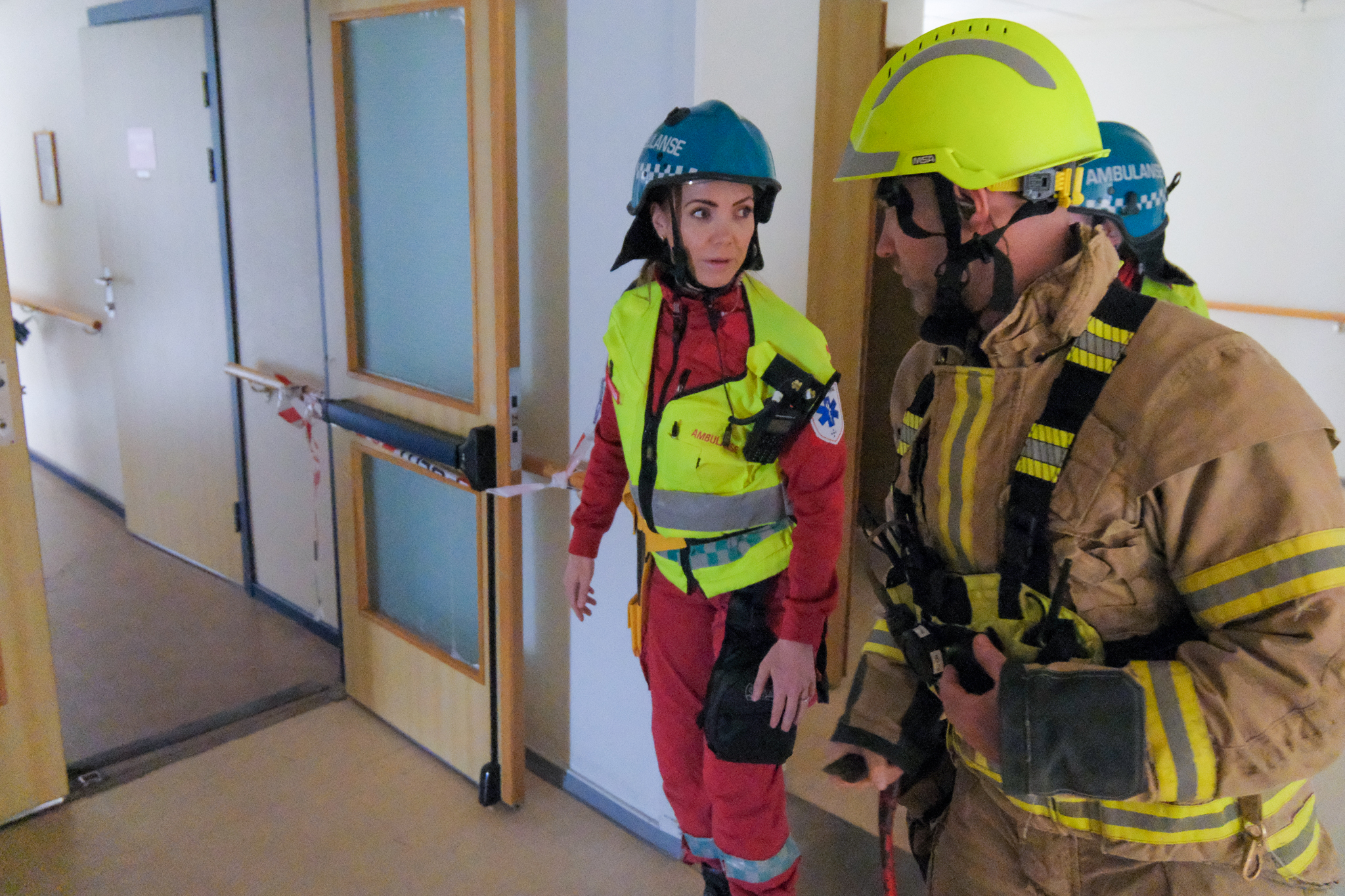 Noen få brannmenn i et rom