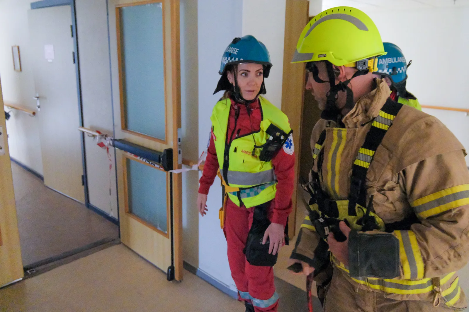 Noen få brannmenn i et rom