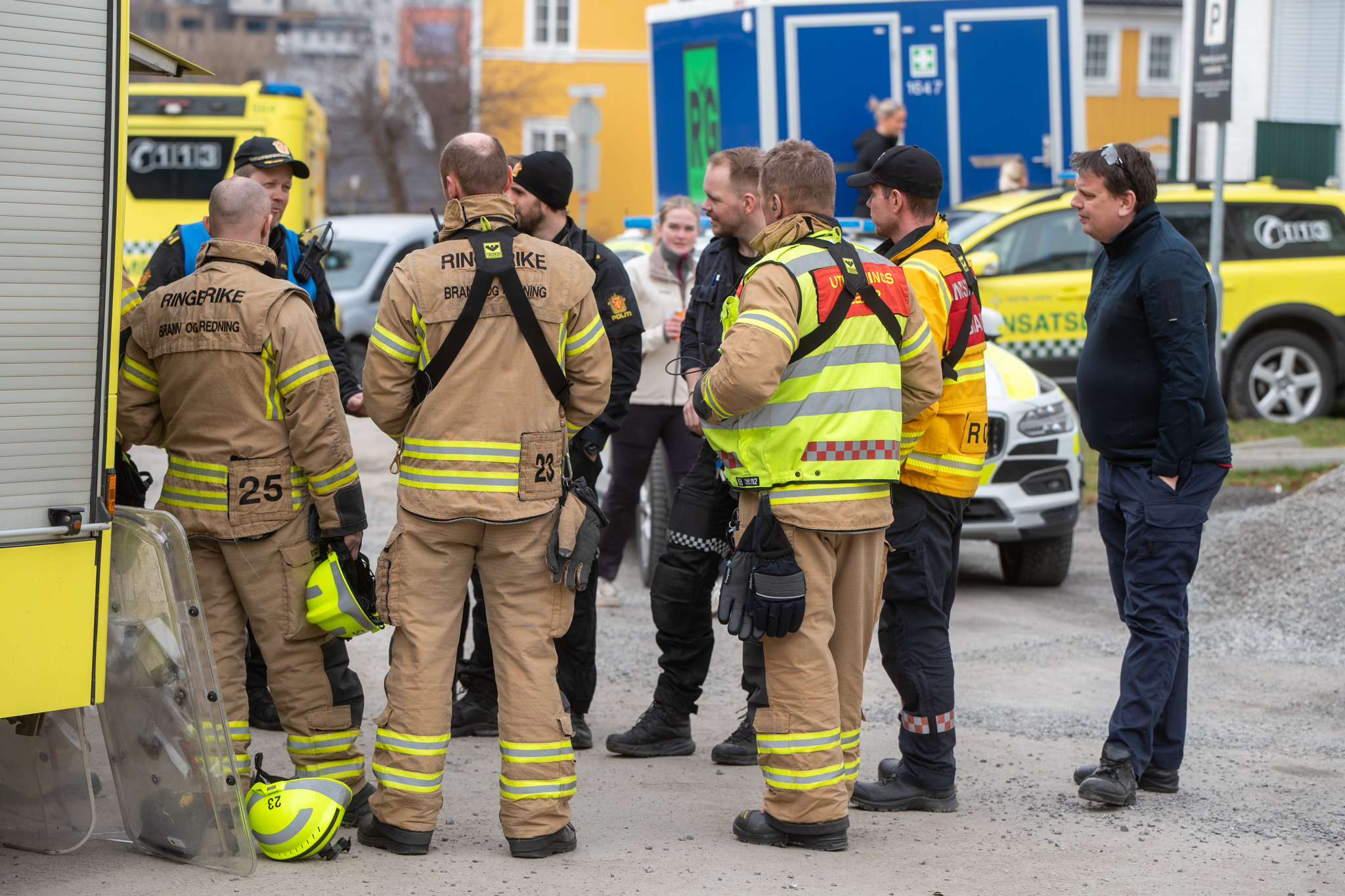 En gruppe mennesker står foran en brannbil