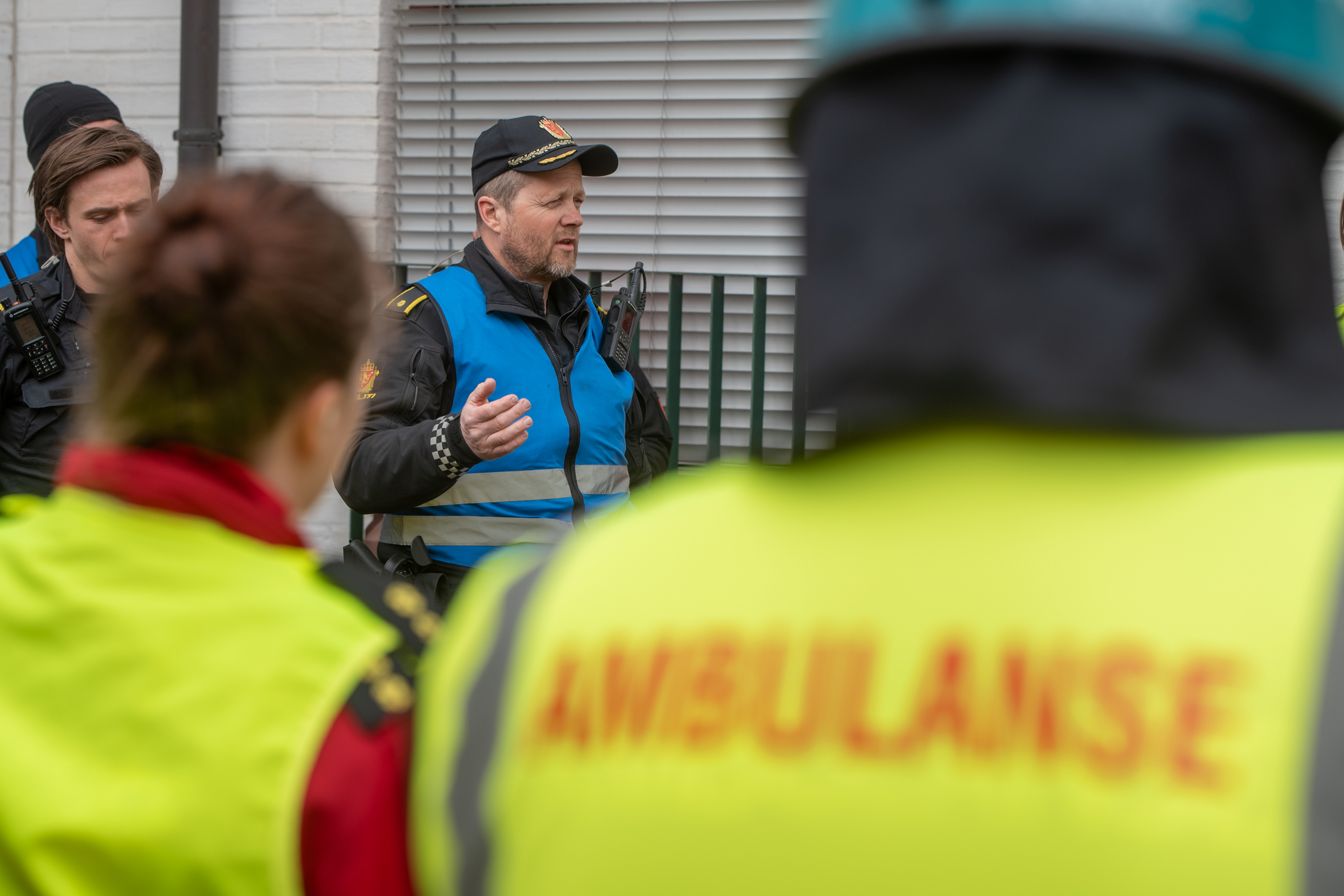 En person som holder et skilt