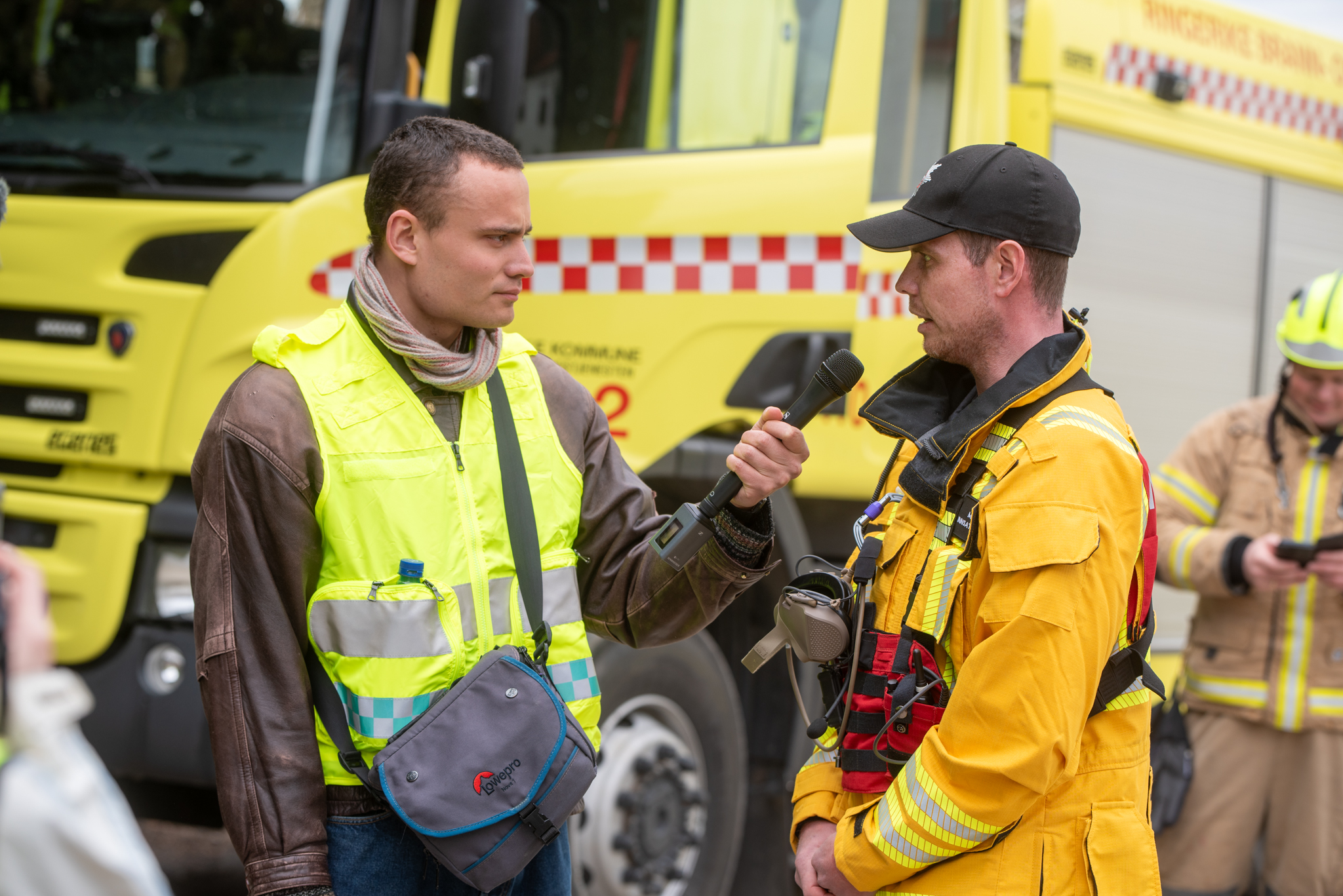 En mann som holder en pistol