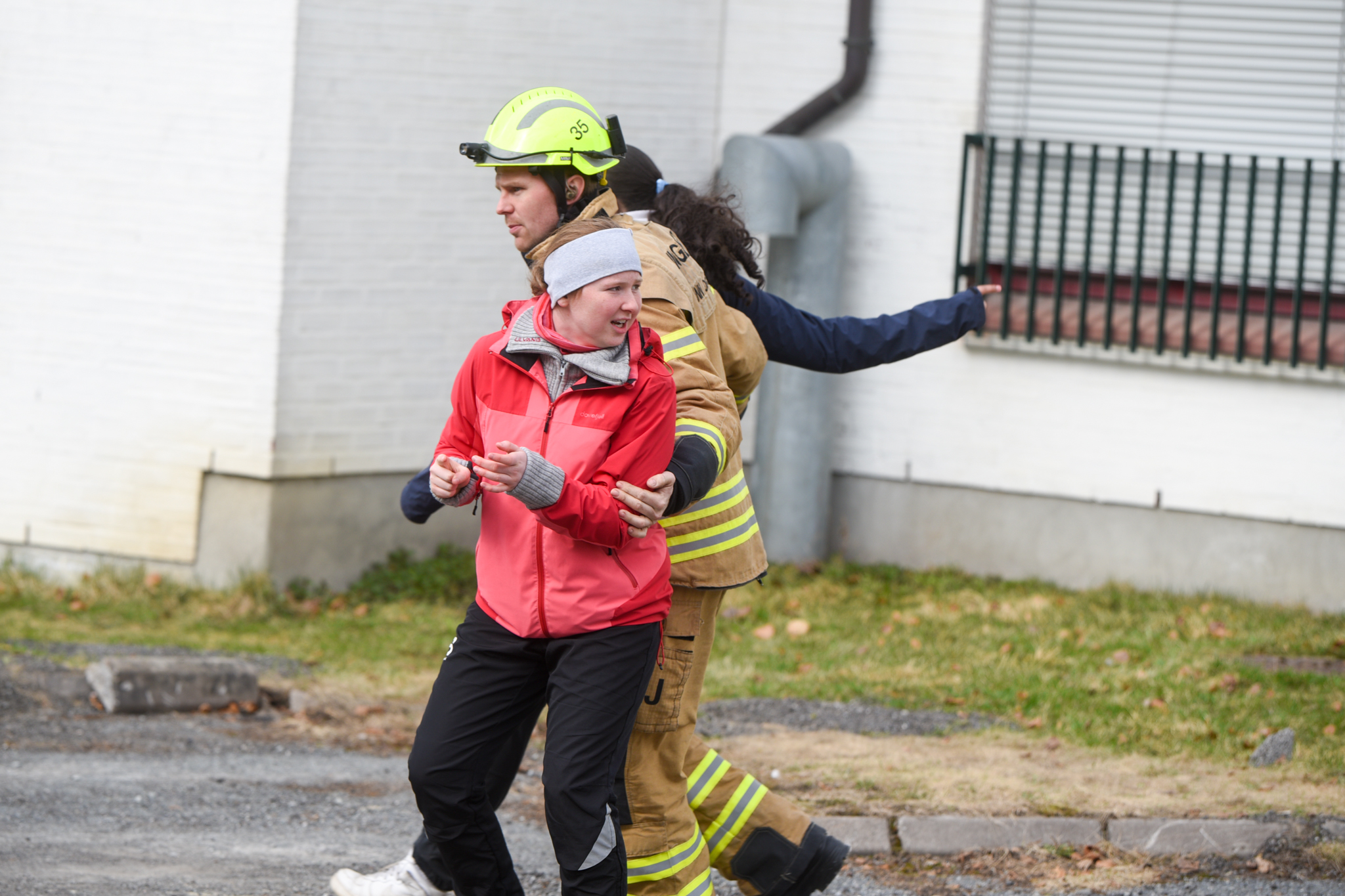 En mann og en kvinne i brannutstyr