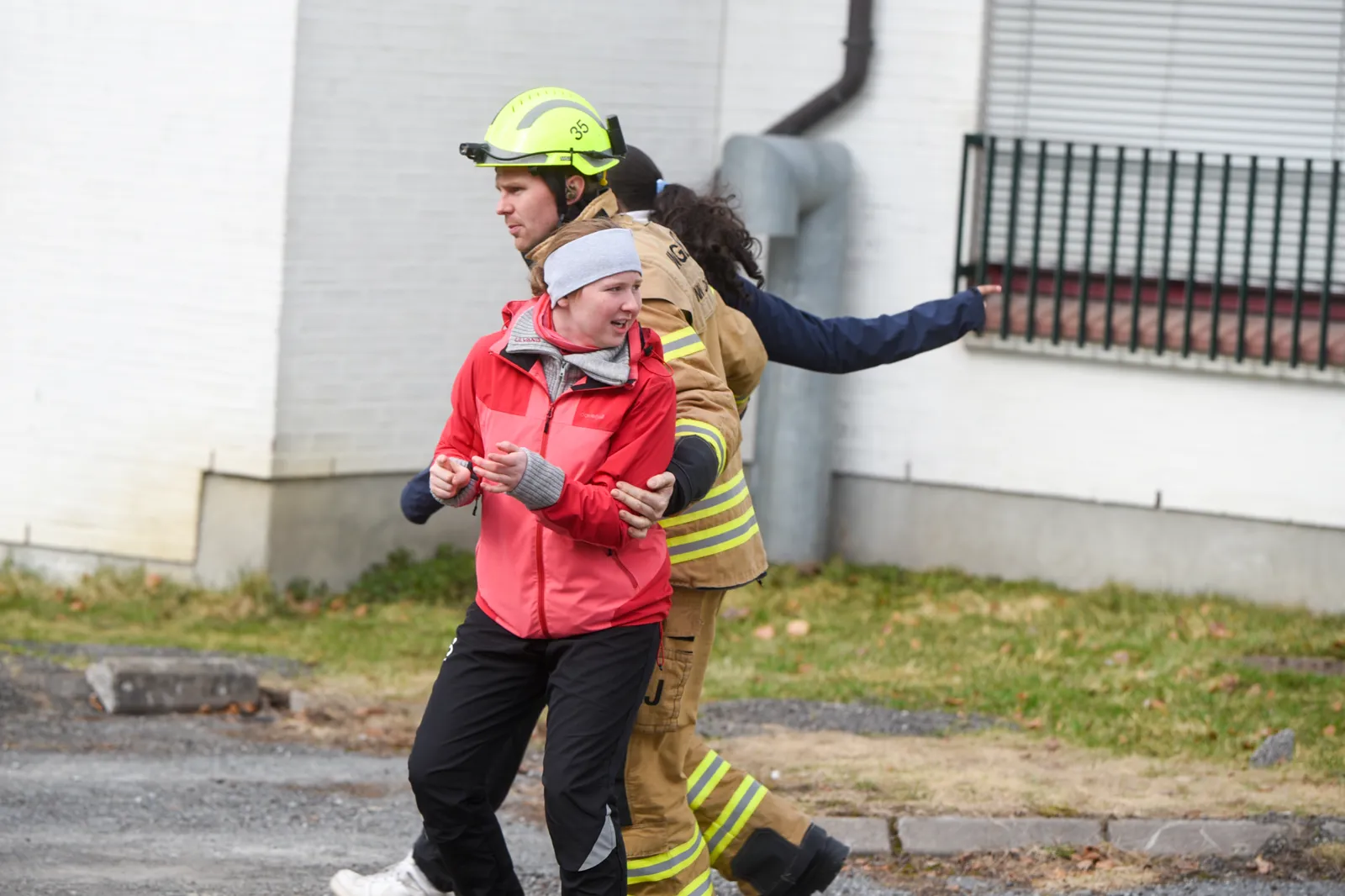 En mann og en kvinne i brannutstyr