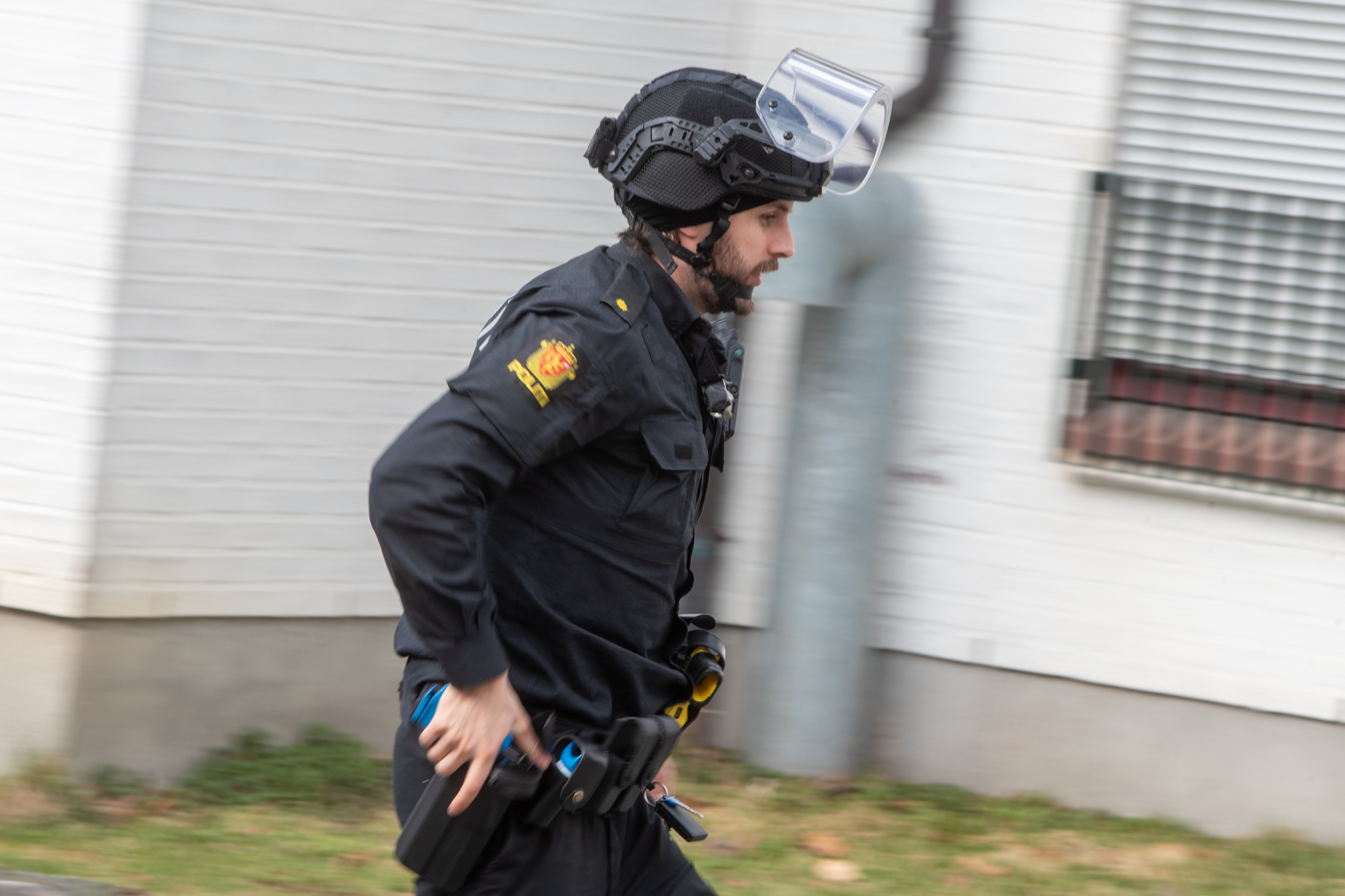 En politibetjent med hjelm