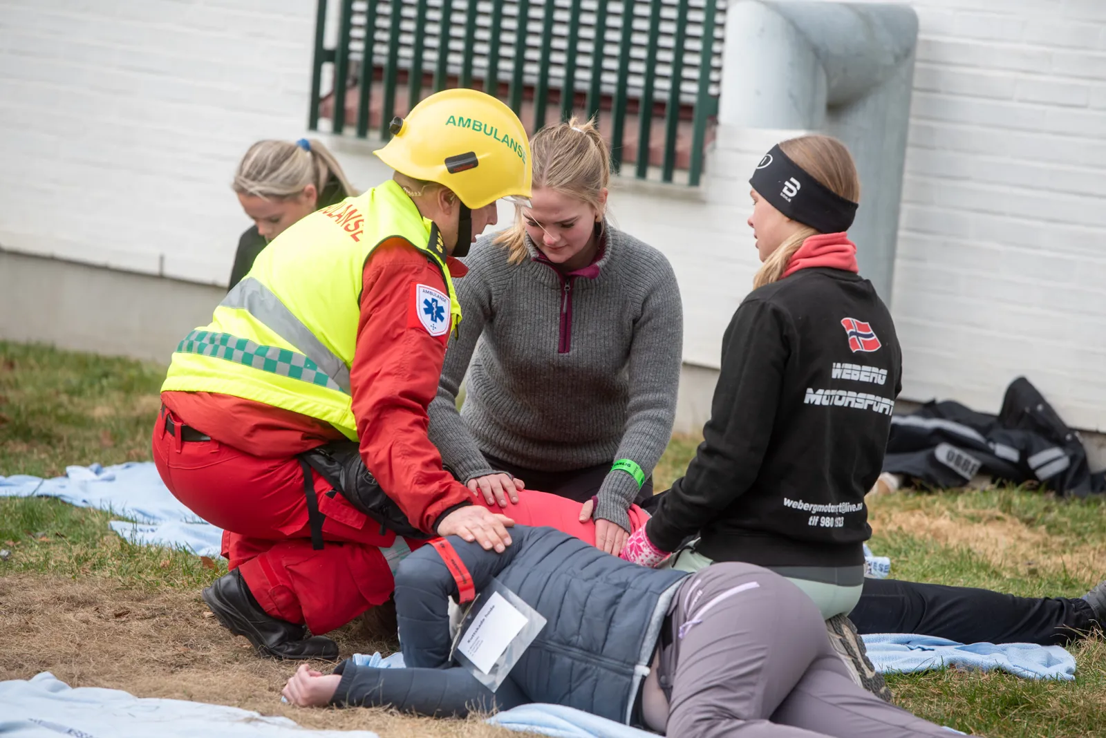 En gruppe mennesker med hjelmer