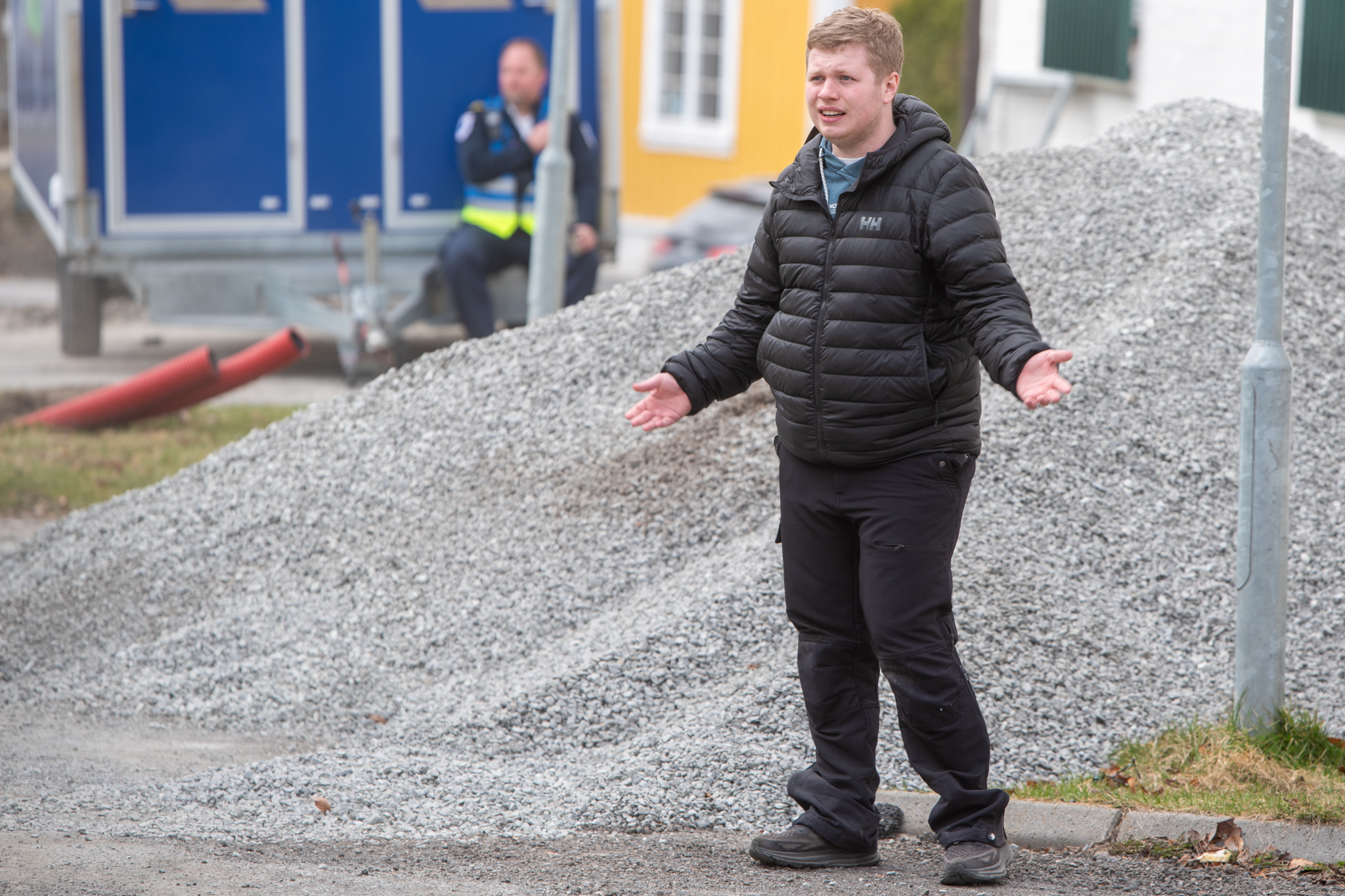 En person som står på en gate